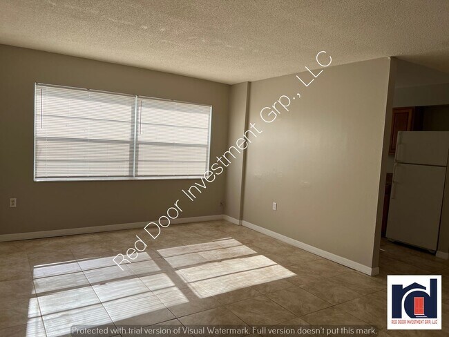 Building Photo - Downstairs 1/1 - Small Quiet Apartment Com...