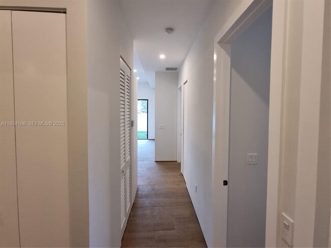 Building Photo - 810 NE 14th Pl