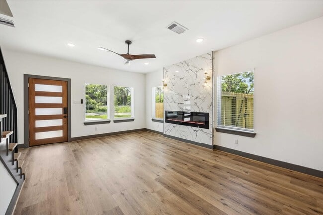 Building Photo - 5620 Shreveport Blvd