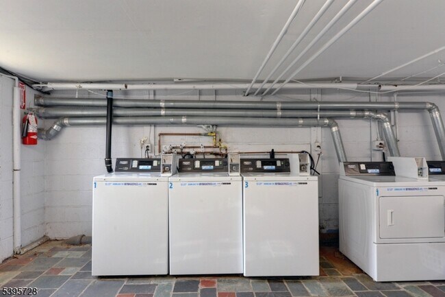 Building Photo - 666 Bloomfield Ave