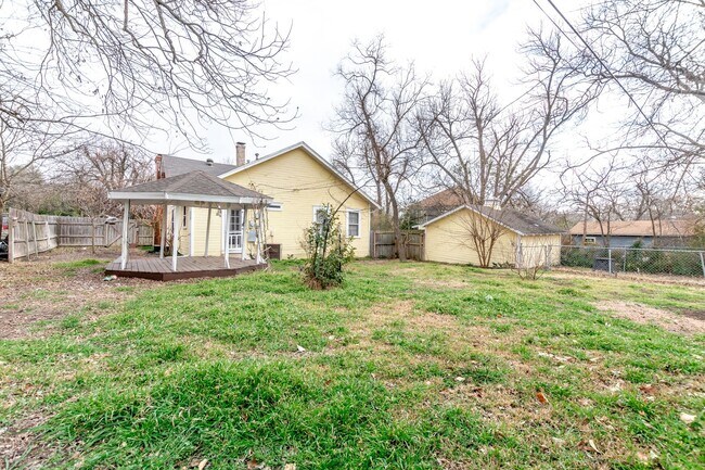 Building Photo - Spacious 4 Bed / 2 Bath Home with Garage & Fenced Backyard in Central Temple