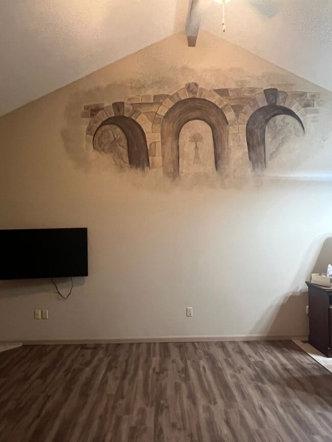 Building Photo - 2 bedroom/2 bath townhouse with 2 car garage