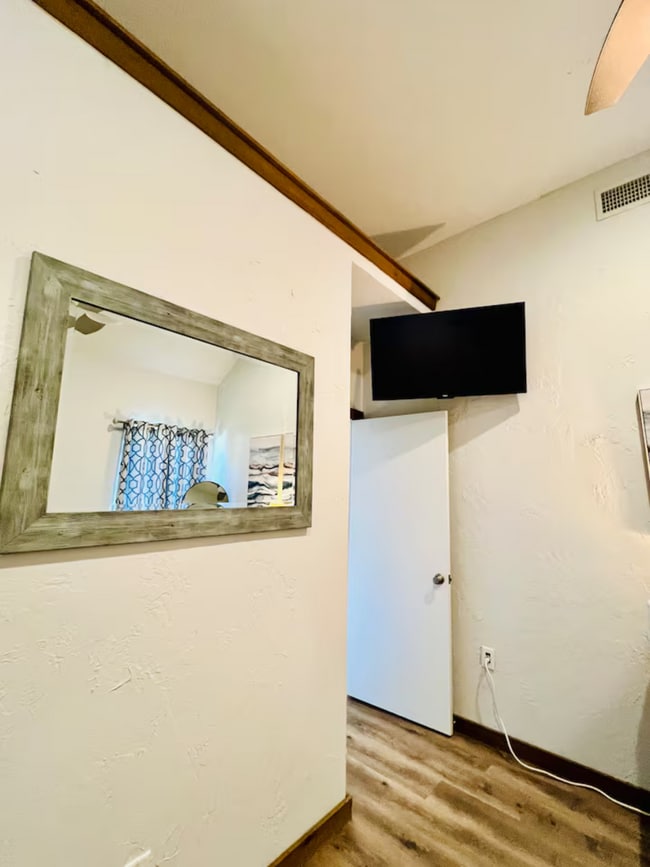 Building Photo - 120 Excalibur Cir