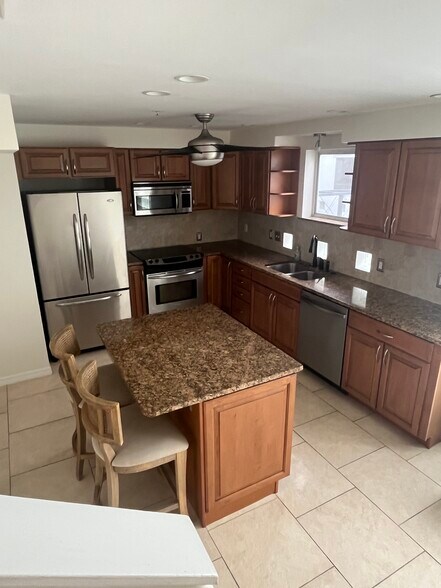 Building Photo - 4950 Bayshore Blvd