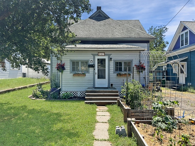 Primary Photo - 417 E 8th St