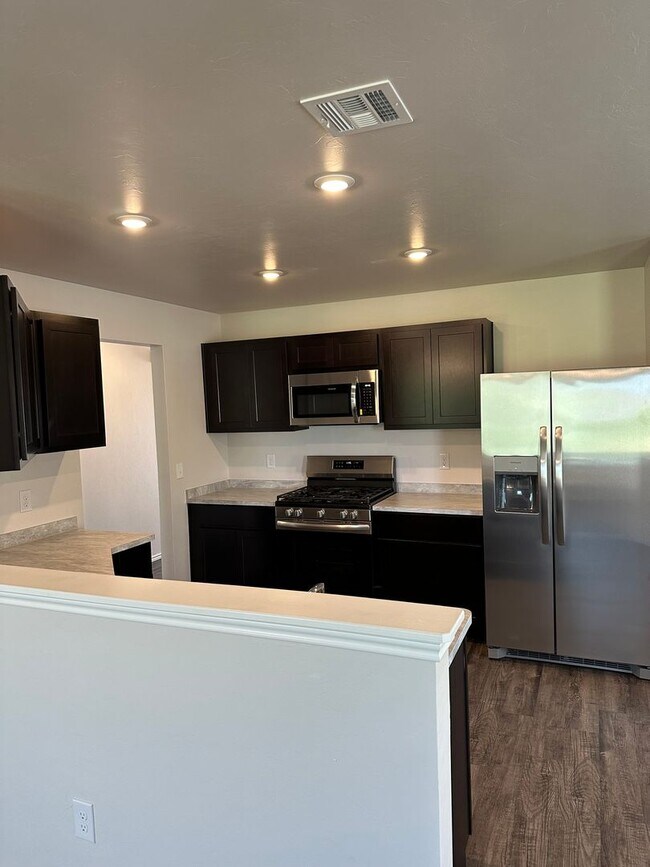 Building Photo - Three Bedroom | Two Bath Home in Shadow Valley