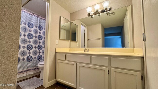 Building Photo - 4211 E Palm Ln