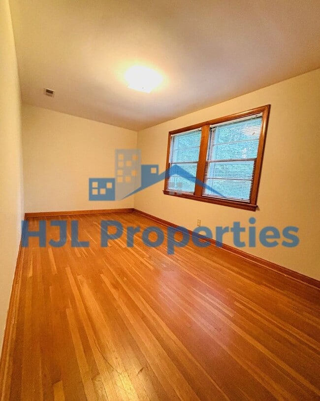 Building Photo - Beautiful Large Home in Donelson!