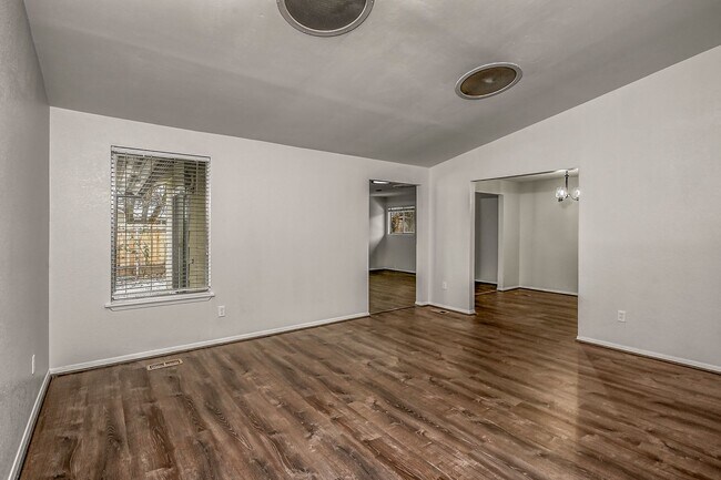 Building Photo - 3-bedroom 2-bathroom home with fenced back...