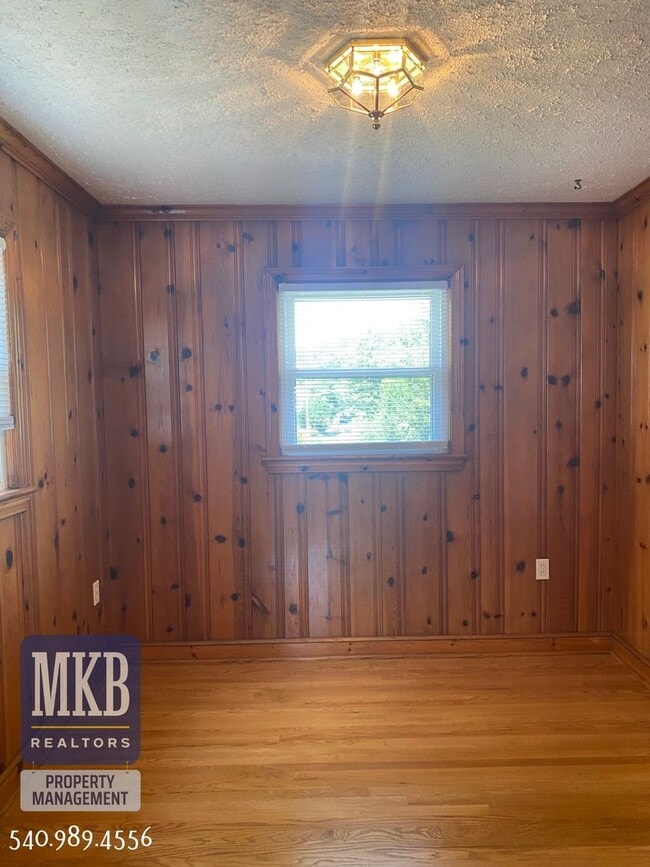 Building Photo - 3136 Fleetwood Ave SW