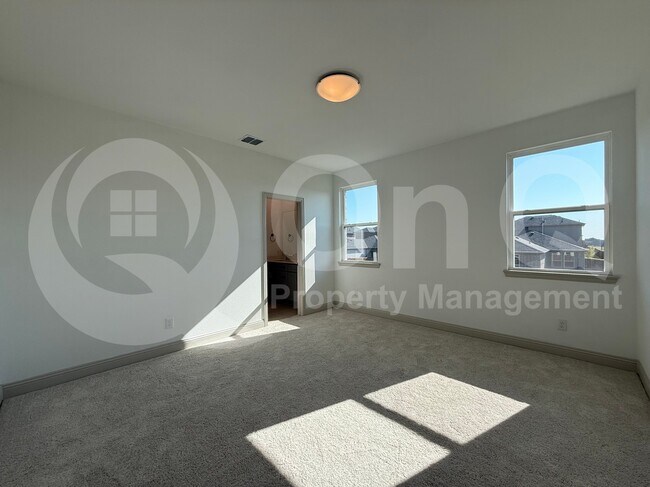 Building Photo - 904 Santa Lucia Dr