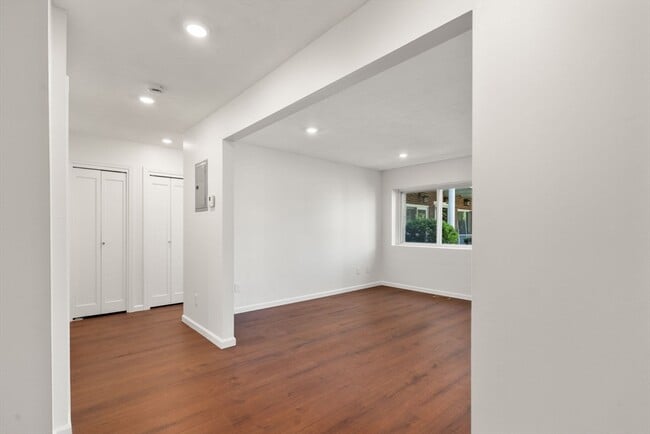 Building Photo - 47 Bayberry Dr