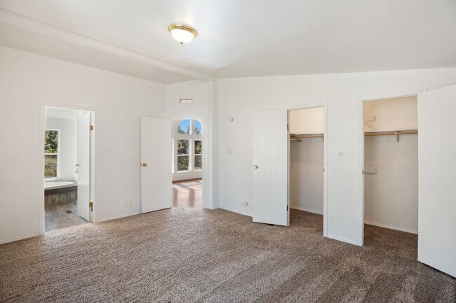 Building Photo - Wonderful Rural Home!