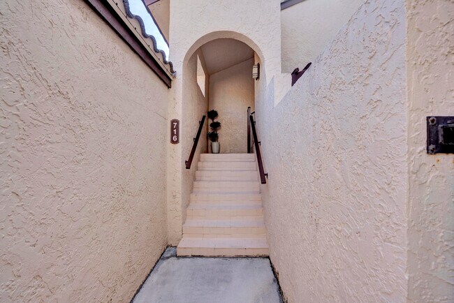 Building Photo - 210 Captains Walk