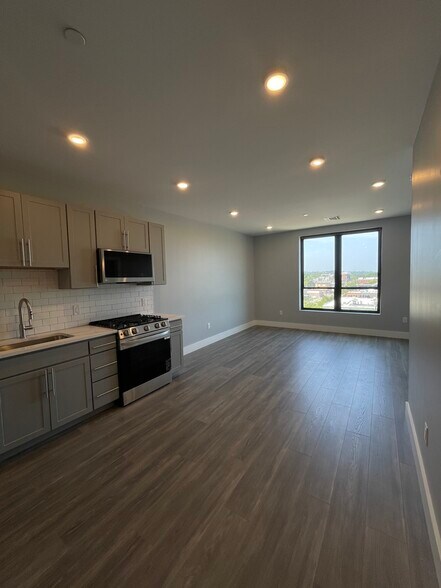 Building Photo - 412 Western Ave