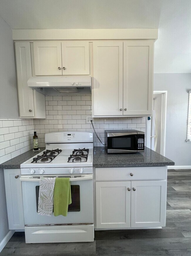 Building Photo - Charming Southside Home on Huge Lot!
