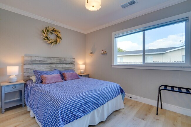 Building Photo - 893 Olivina Ave