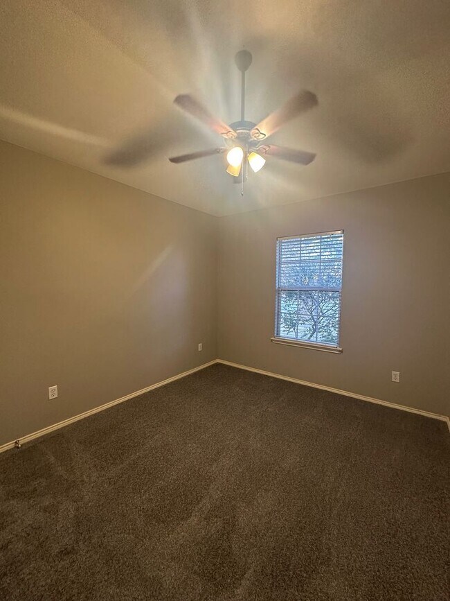 Building Photo - Gorgeous 4 bedroom with tons of Family space!