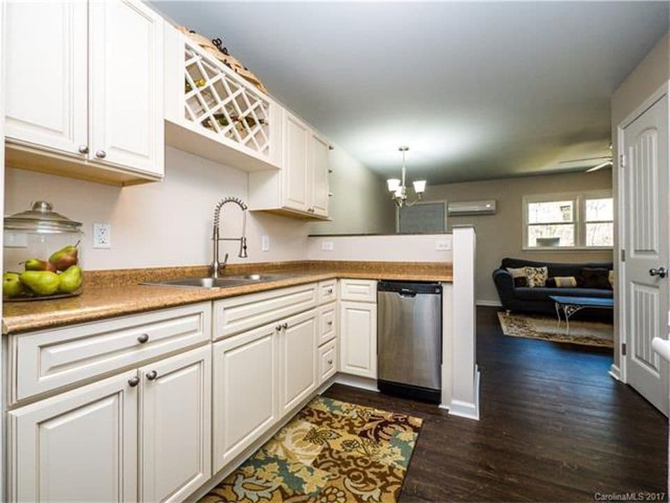 Building Photo - 305 S Spargo St