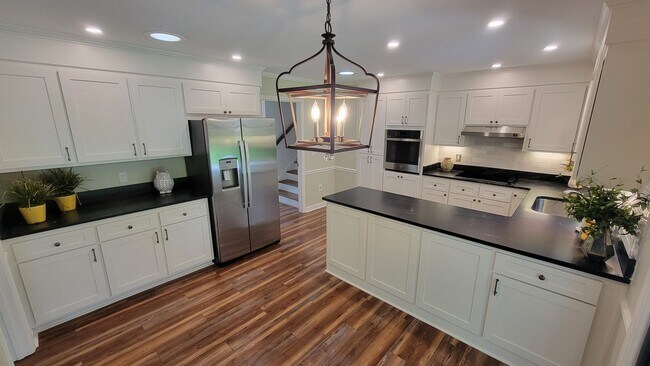Building Photo - 4 bed, 2.5 Bath Home Available in Sugar Creek