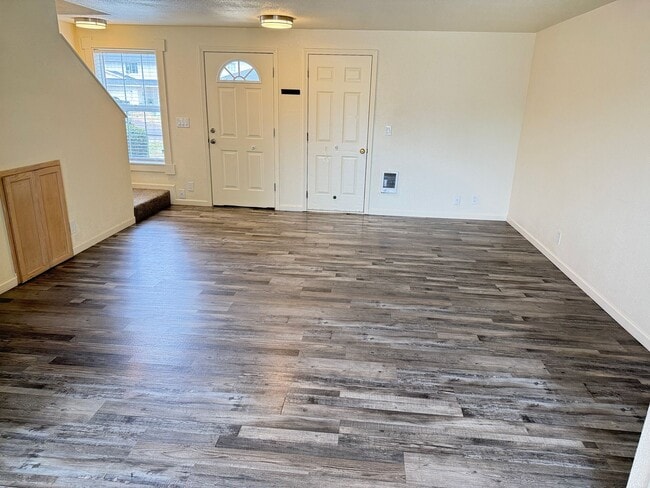 Building Photo - Updated 3-bedroom 1.5 bath duplex in Eugene!
