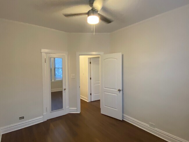 Building Photo - 1425 W Albion Ave