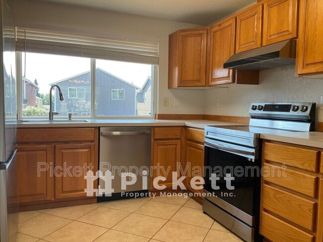 Building Photo - 609 NE Roswell Dr