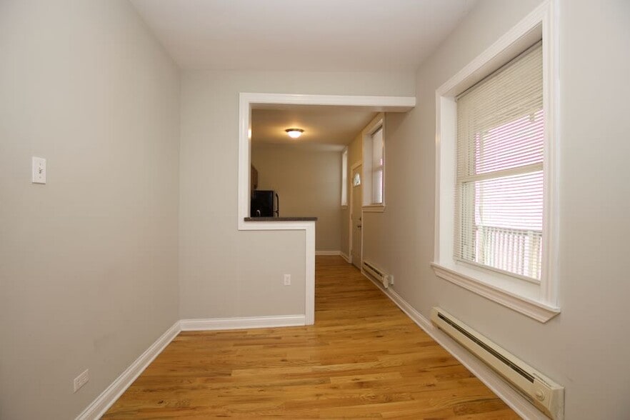 Building Photo - 4422 N Wolcott Ave