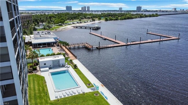 Building Photo - Stunning 8th floor Riverfront Condo