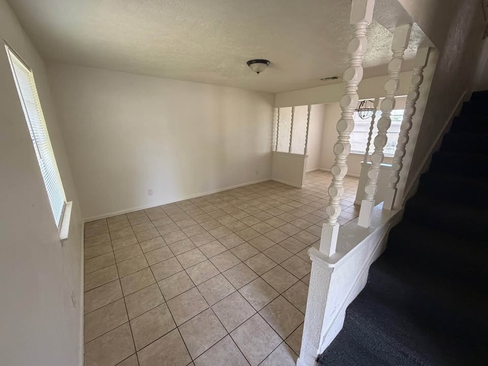 Building Photo - 371 W Elm Mott Dr