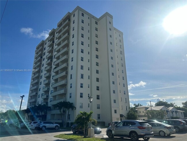 Building Photo - 900 NE 18th Ave