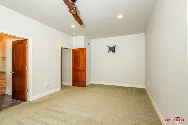 Building Photo - 2 BD, 2 BA Single-Family with Airstrip acc...