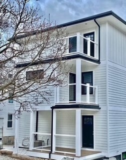 Building Photo - 35 Hunnewell Ave