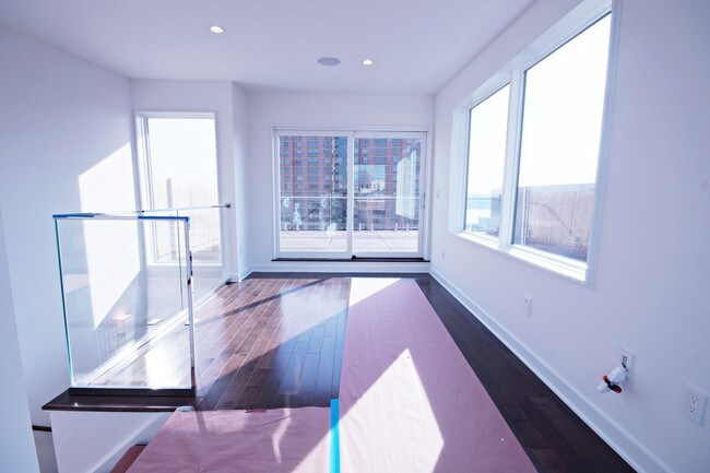 Building Photo - 5 Washington Pl