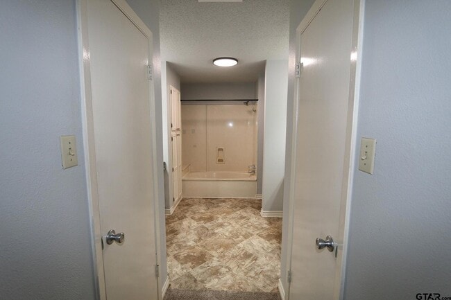 Building Photo - 963 Creekside Drive