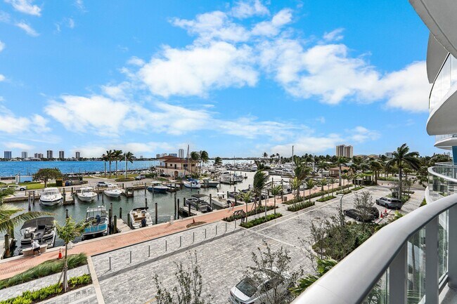 Building Photo - 220 Lake Shore Dr