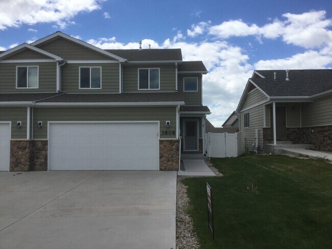 Building Photo - 3 BEDROOM 2.5 BATHROOM SADDLE RIDGE TOWNHOUSE