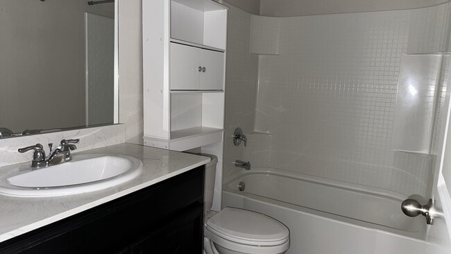 Building Photo - 421 Waterline Dr