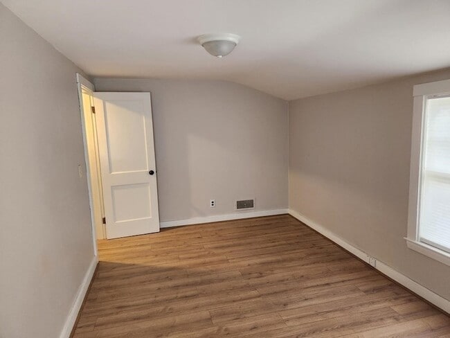 Building Photo - 5 Ray St