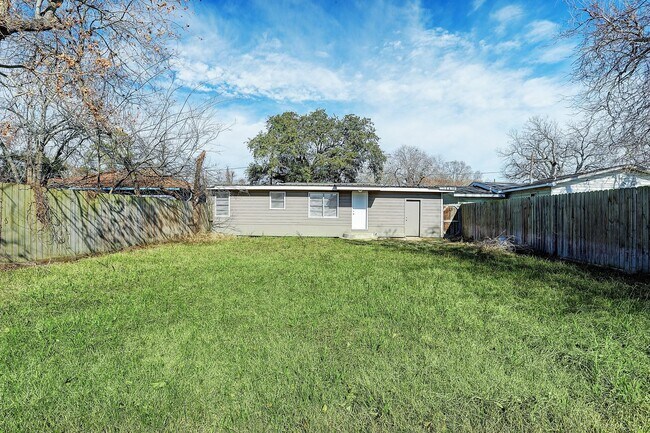 Building Photo - 125 W Pecan Ln