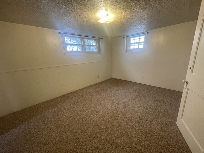 Building Photo - Two Bedroom, One and half bathroom house! ...