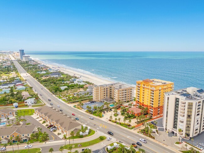 Building Photo - Breathtaking 3 Bedroom Daytona Beach Shore...