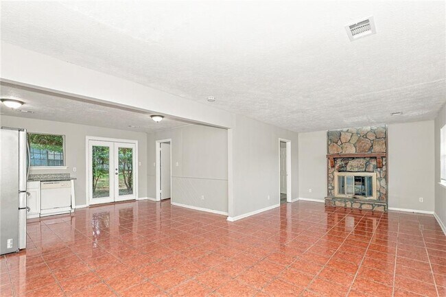 Building Photo - 596 Crestmont Ct