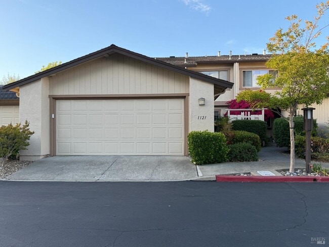 Building Photo - 1121 Grove Cir