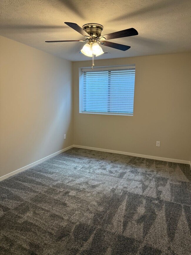 Building Photo - Ranch townhome with 2 stall garage. Spacious 2 bedrooms/2.5-bathroom, 1st floor laundry