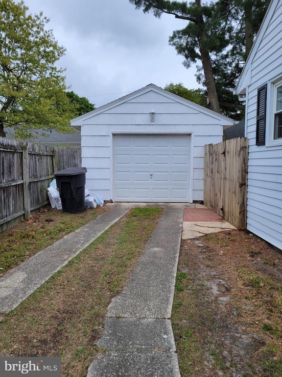 Building Photo - 620 N Pinehurst Ave