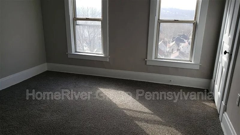 Building Photo - 806 Cowan Ave