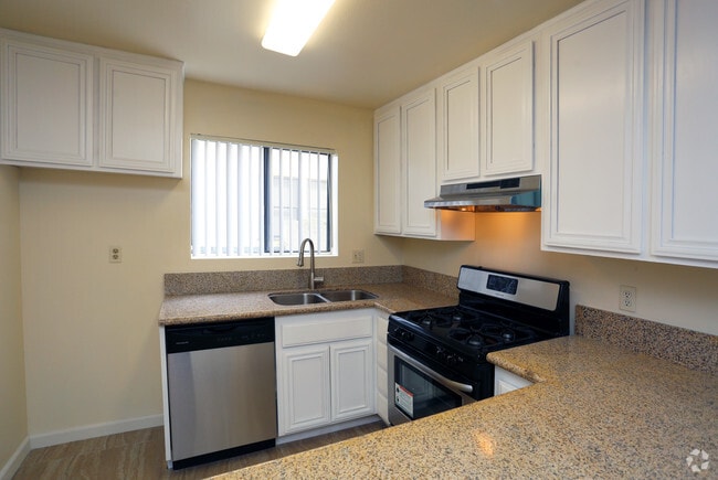 2 Br, 2 Ba-Kitchen - 413 N Adams St