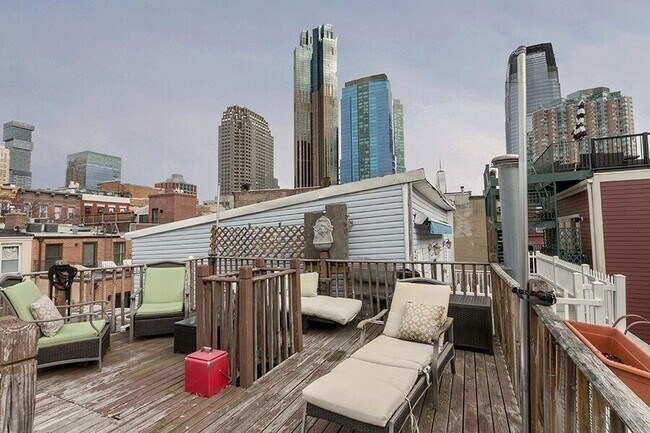 Building Photo - 112 Morris St