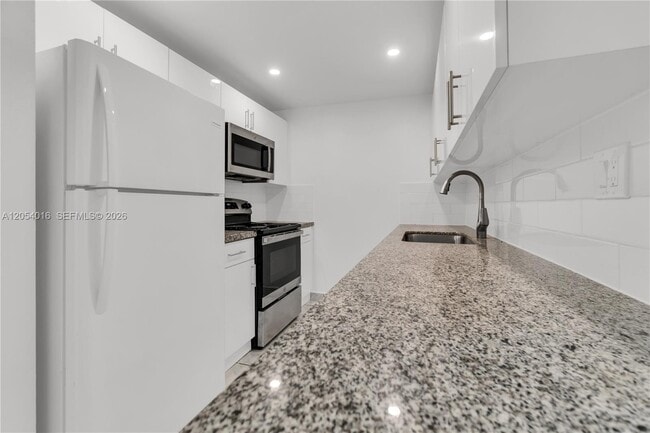 Building Photo - 9354 SW 77th Ave